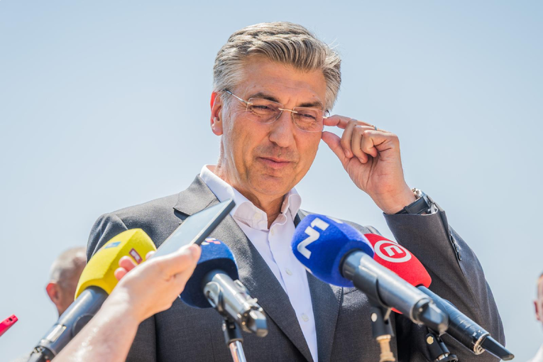 Plenković se pravi glup. Jako dobro zna zašto nas deru cijenama