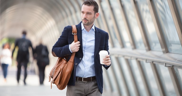 Ljudi dnevno hodaju 1000 koraka više ako popiju kavu, tvrdi istraživanje