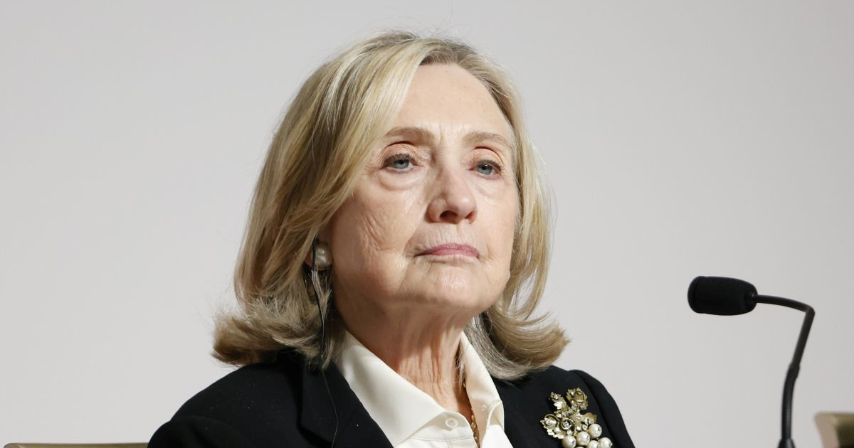 Hillary Clinton: Nikada nisam letjela Epsteinovim avionom niti posjetila njegov otok