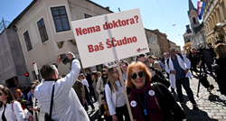 Na prosvjedu u Zagrebu osvanuo zanimljiv transparent: "Nema doktora? Baš ŠČudno"