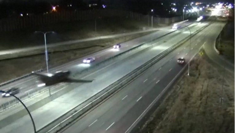 VIDEO Snimljen trenutak kada je avion sletio na autocestu u SAD-u