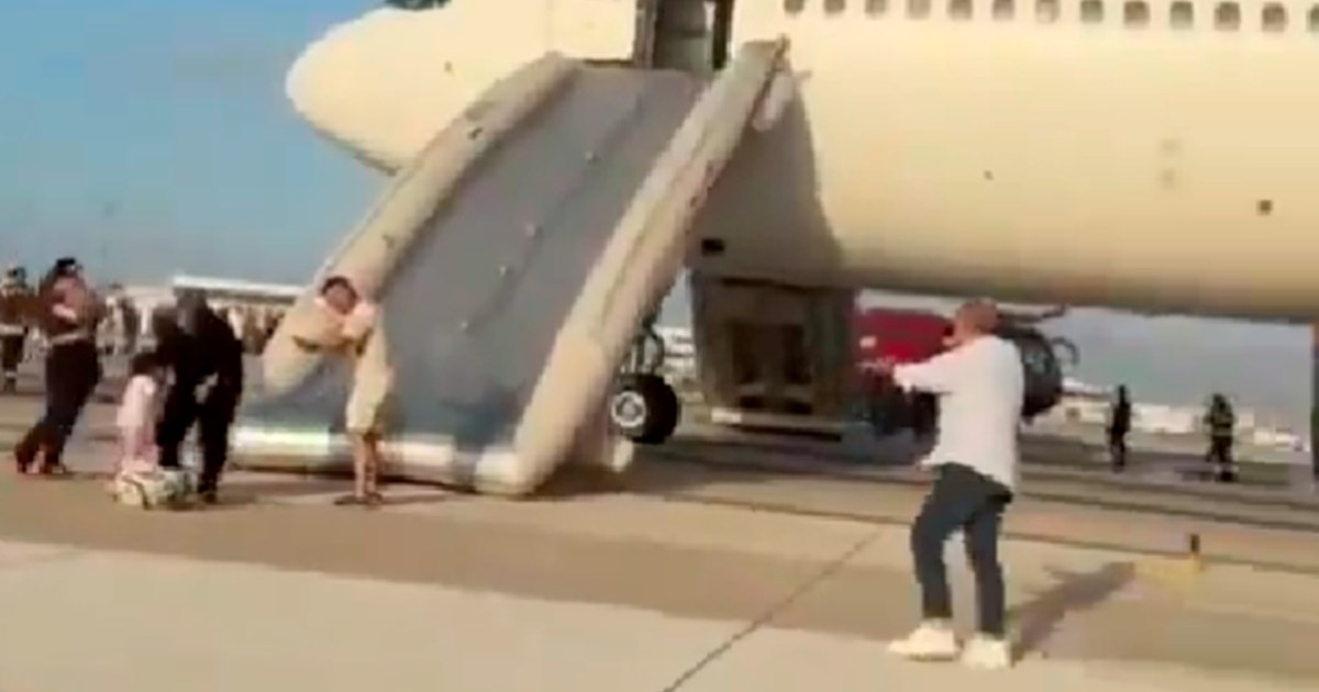 Počelo se dimiti iz Boeinga na pisti u Turskoj. Putnici evakuirani preko tobogana