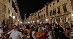 Dubrovnik je rasprodan, nema slobodnih kreveta, ljudi čekaju u redovima za restorane
