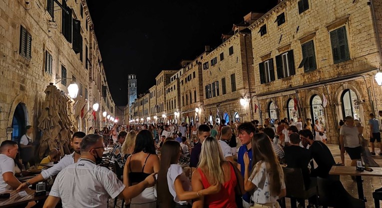 Dubrovnik je rasprodan, nema slobodnih kreveta, ljudi čekaju u redovima za restorane