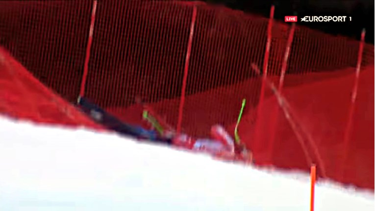 VIDEO Legendarni skijaš pao pri brzini od 100 km/h. Odveden je u bolnicu