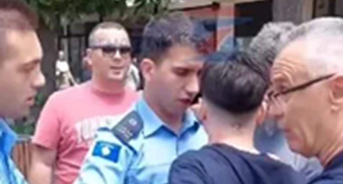 VIDEO Na Kosovu maturanti nosili srpske zastave, policajac maturanta uhvatio za vrat