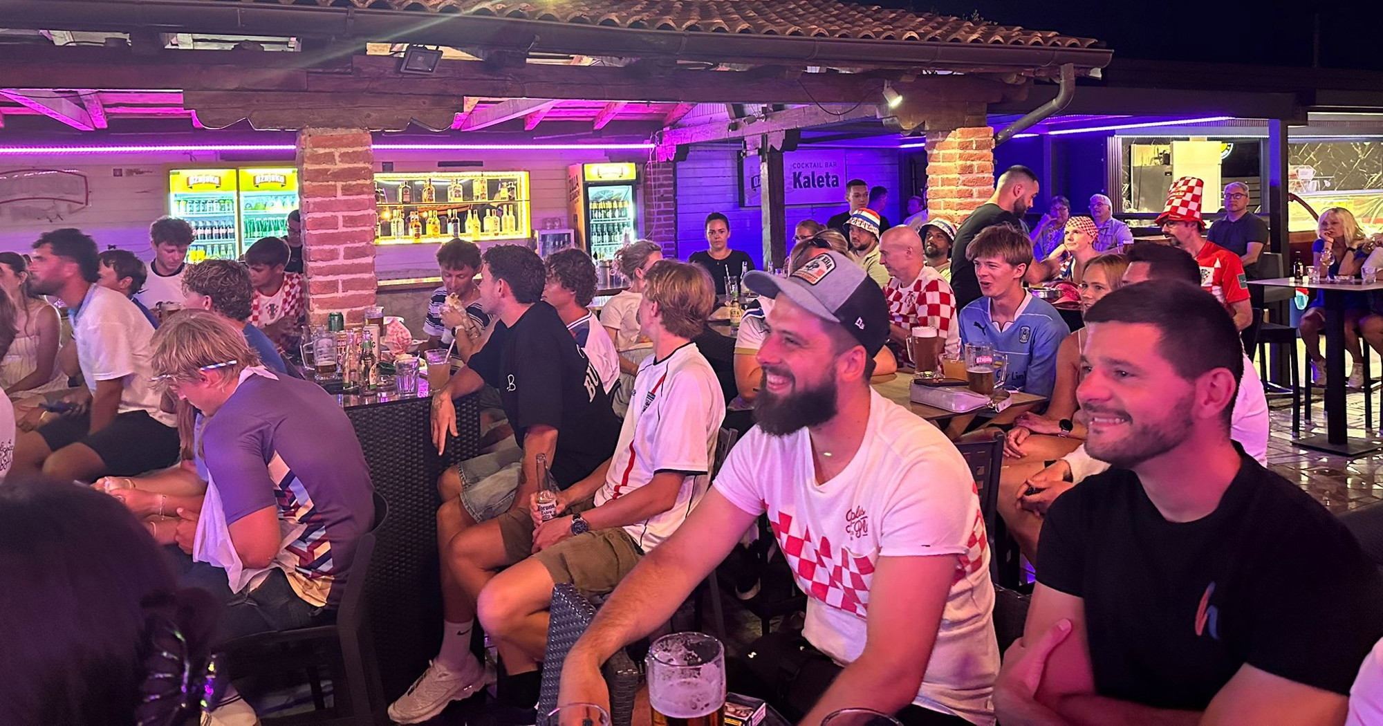 VIDEO U Starigradu-Paklenici Hrvati i Englezi zajedno prate utakmicu 😊