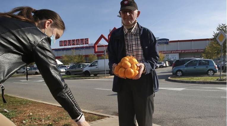 Splićani pokazali veliko srce: Umirovljenik prodao mandarine u kratkom roku