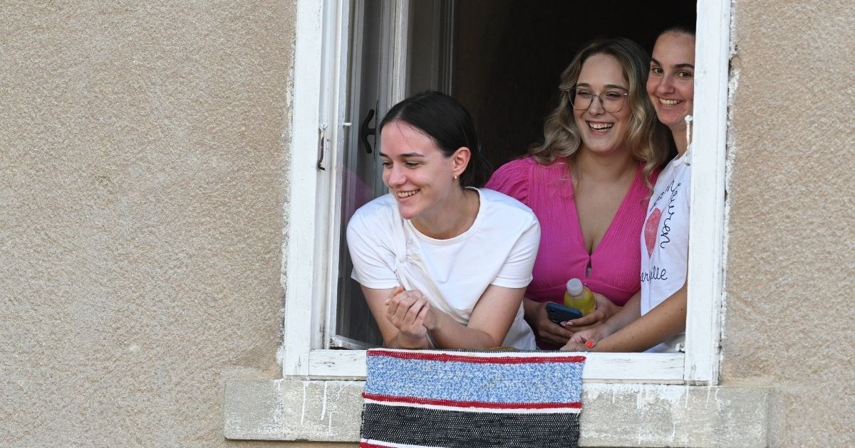 Fotka dana: Tri djevojke u Sinju pratile alkarsku Čoju s prozora