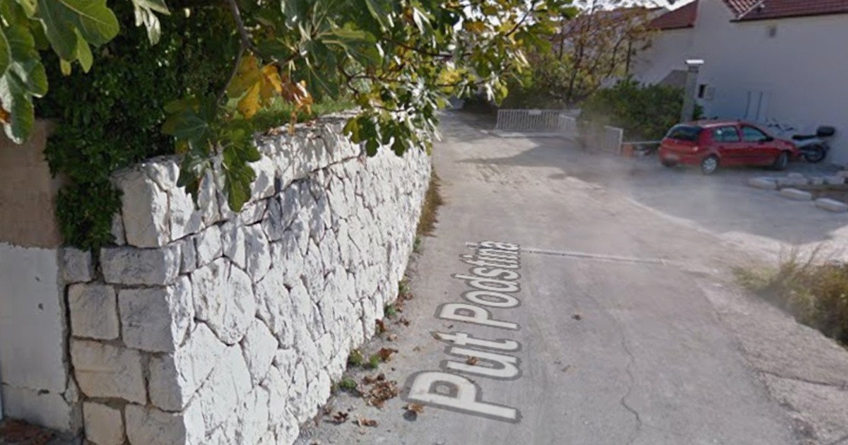 Vozilom blokirao ulicu na Hvaru. Na vjetrobransko staklo stavio natpis "Nema na more"