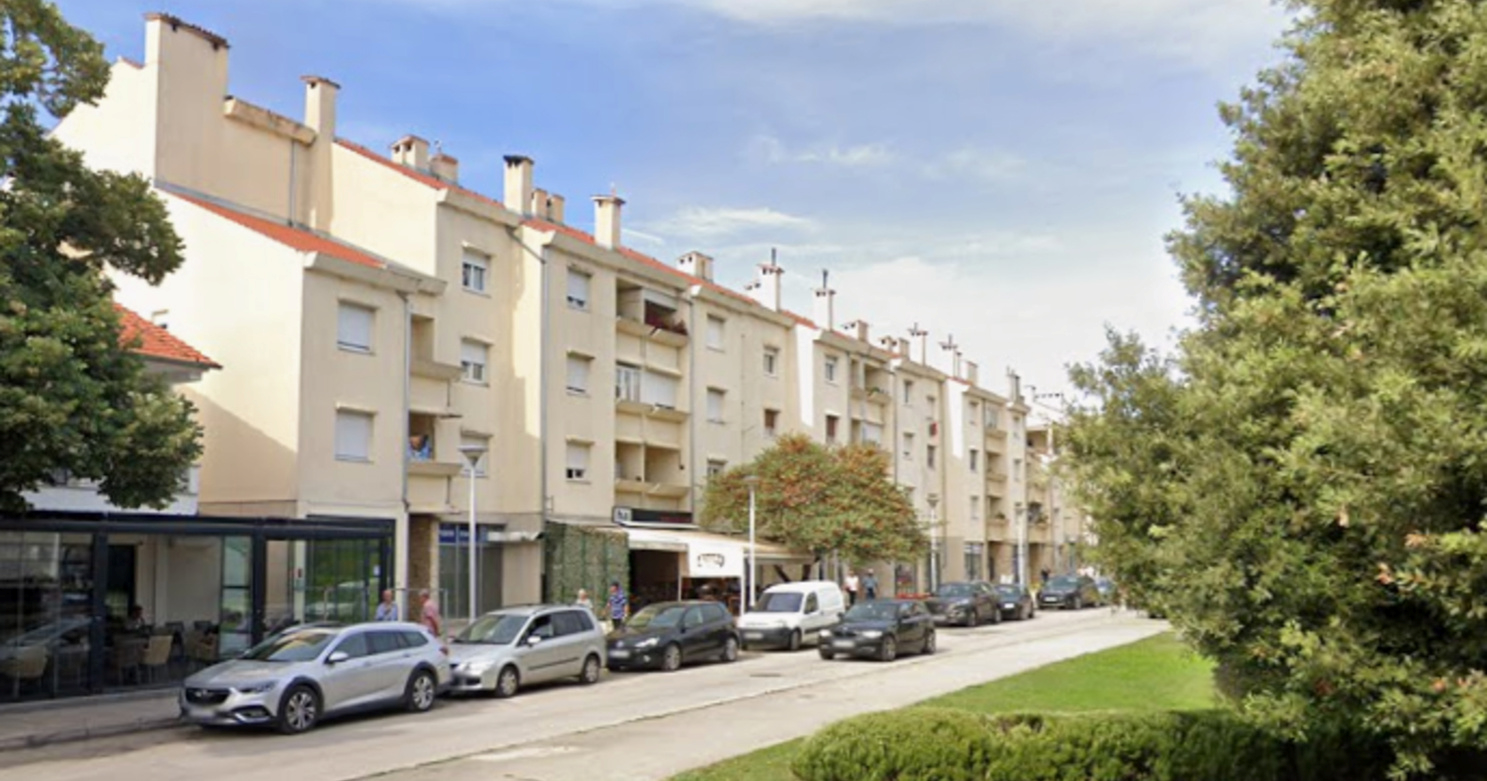 Muškarac u kafiću u Benkovcu prijetio elektrošokerom. Pokušao pobjeći policiji