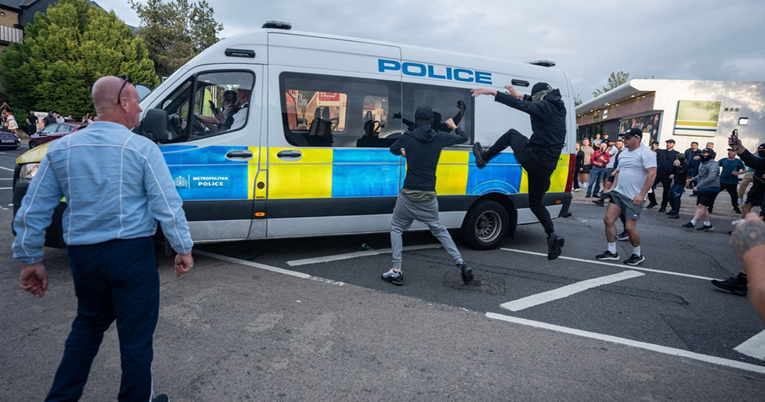 Etiopljanin u Engleskoj optužen da je pokušao poljubiti djevojčicu. Izbili neredi