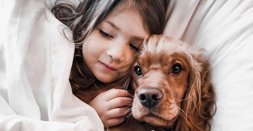 Sedam iznenađujućih razloga zašto bi pas trebao spavati s vama u krevetu