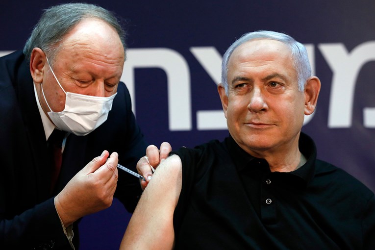 Prvi se u Izraelu cijepio premijer, sve je snimljeno