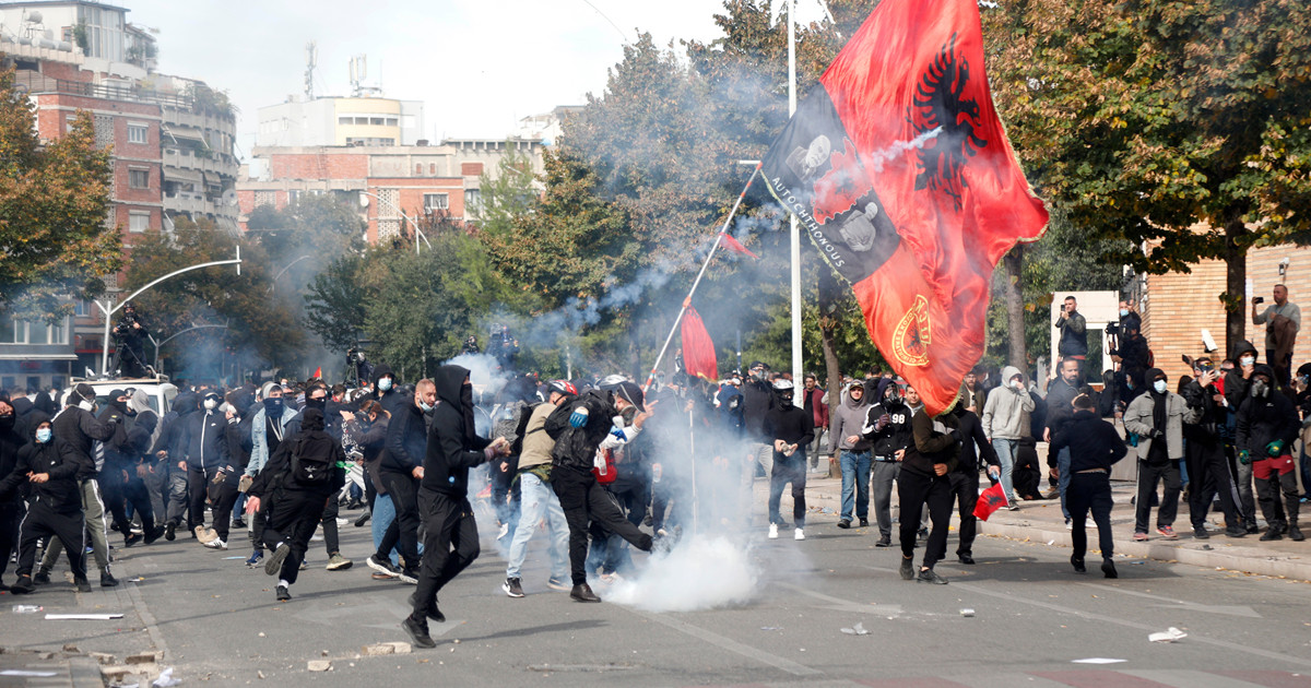 FOTO Eskaliralo u Albaniji. "Rama, podnesi ostavku prije nego što sve izgori"