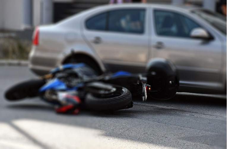 Motociklist naletio na pješaka (90) u Makarskoj. Pješak umro u bolnici