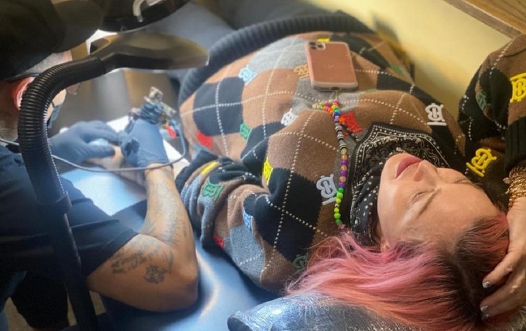 Madonna napravila prvu tetovažu u 63. godini i pokazala je