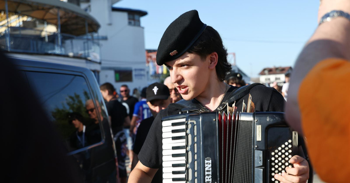 Fanovi u Zaprešiću zabavljaju se prije koncerta, harmonikaš zasvirao Bojnu Čavoglave