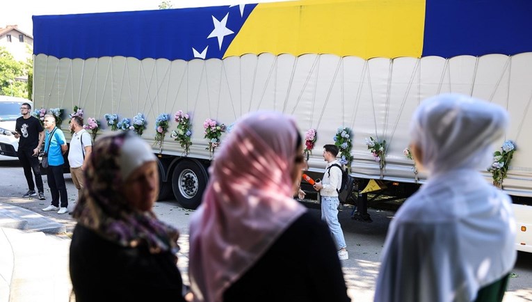 Prema Srebrenici ispraćeni posmrtni ostaci 30 žrtava genocida
