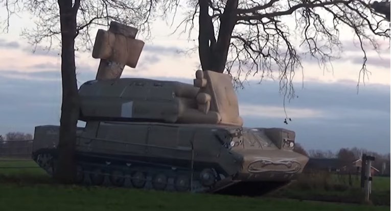 Češka tvrtka proizvodi lažno oružje na napuhavanje, imaju tenkove, avione, HIMARS-e
