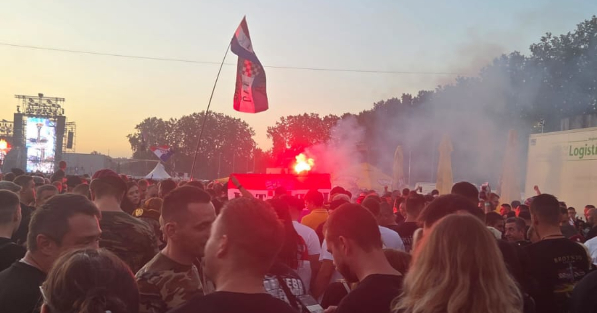 VIDEO Prije početka Thompsonova koncerta u Vukovaru posjetitelji su palili baklje