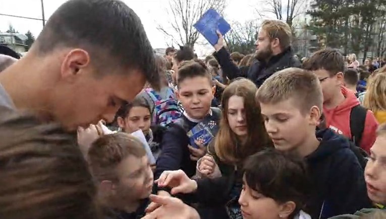 VIDEO Dinamovci po školi dijelili ulaznice za Rijeku. Djeca se raspametila