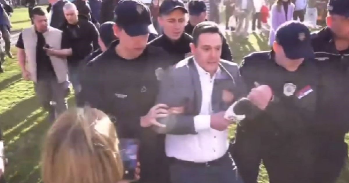 VIDEO Novinar u Srbiji snimao "studente" koji žele prekid blokada. Odvela ga policija