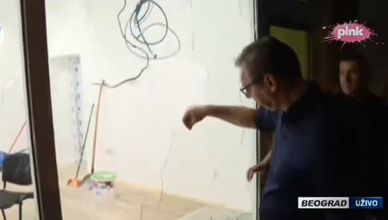 VIDEO Vučić pipao razbijeno staklo na prostorijama SNS-a pa se porezao