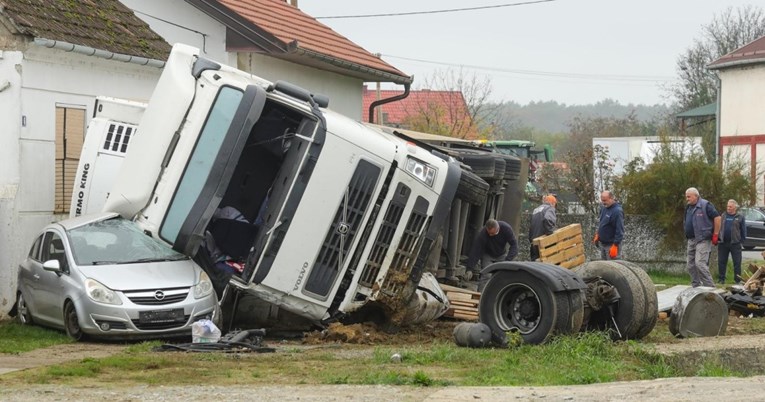 Kamion udario u kuću kod Valpova, prikolica probila zid. Pogledajte fotografije
