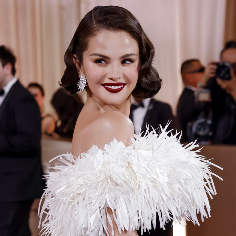 Selena Gomez u Londonu nosila peplum. Da, peplum - i izgledala je mrak