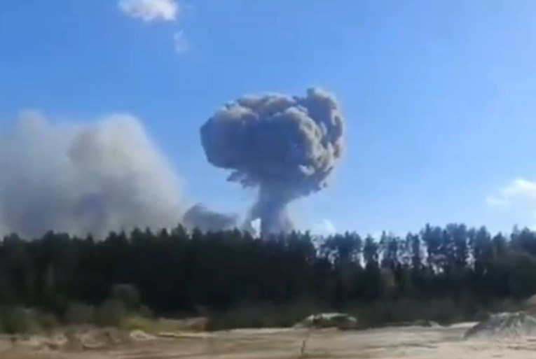Goleme eksplozije jednog od najvećih skladišta streljiva u Rusiji. Evakuiraju se sela
