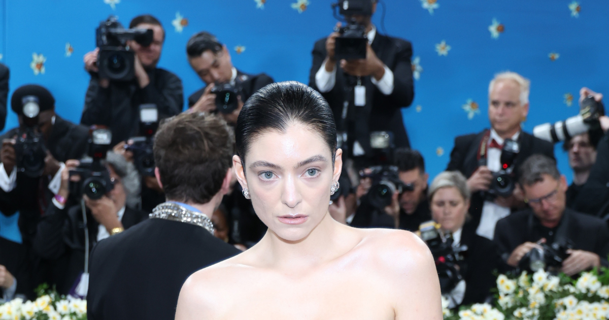 Pjevačica hrvatskih korijena zablistala na Met Gali u haljini otvorenih leđa