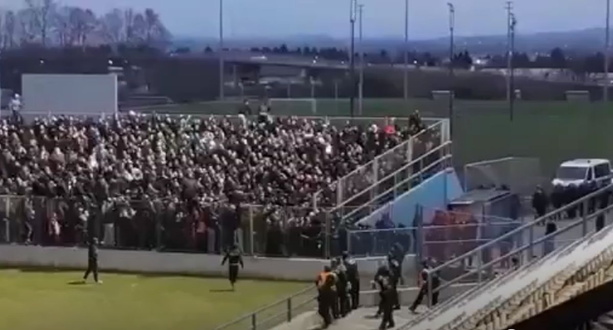 Dvjesto maskiranih torcidaša napalo policiju u Varaždinu. Policajca su pretukli
