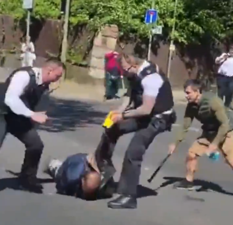VIDEO Policajci cipelarili manijaka koji je nožem u Londonu izbo dva Židova