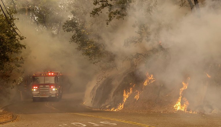 Požari bukte Kalifornijom, troje ljudi poginulo, na tisuće evakuirane