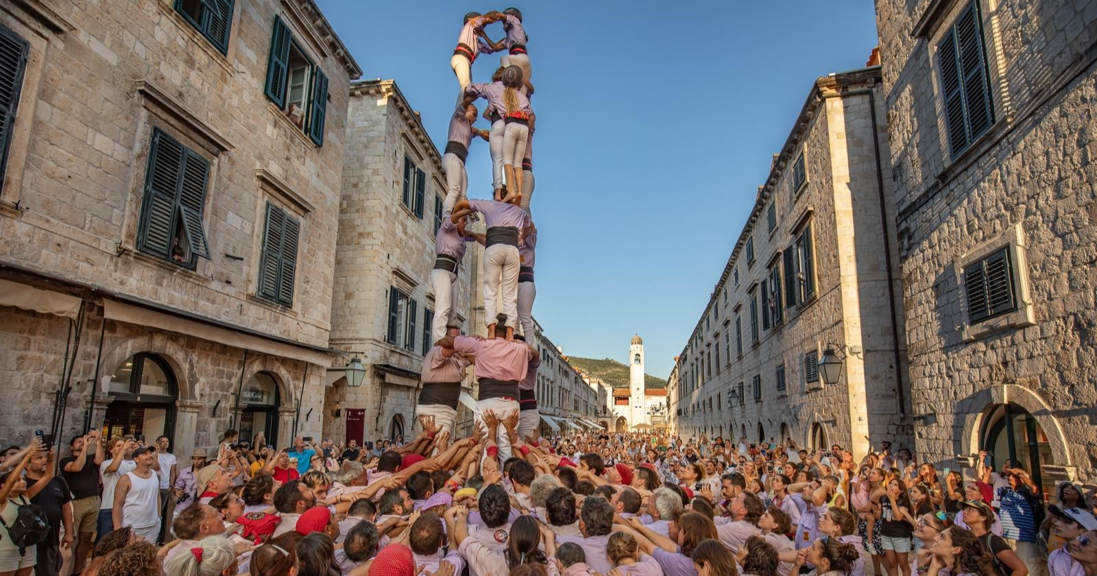 200 Katalonaca došlo na Stradun i formiralo "ljudske tornjeve"