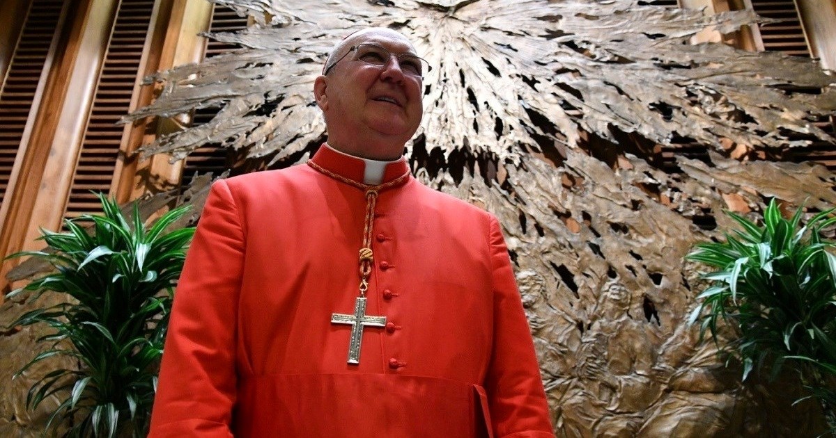 On je kamerlengo. Preuzima papine dužnosti i mora uništiti njegov prsten