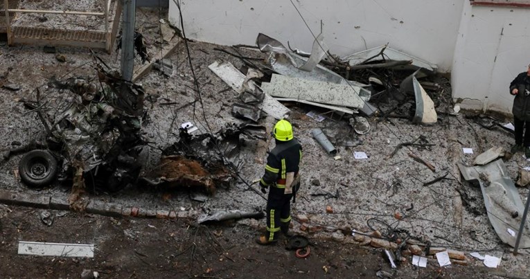 Rusi raketom pogodili stambenu zgradu u Harkivu