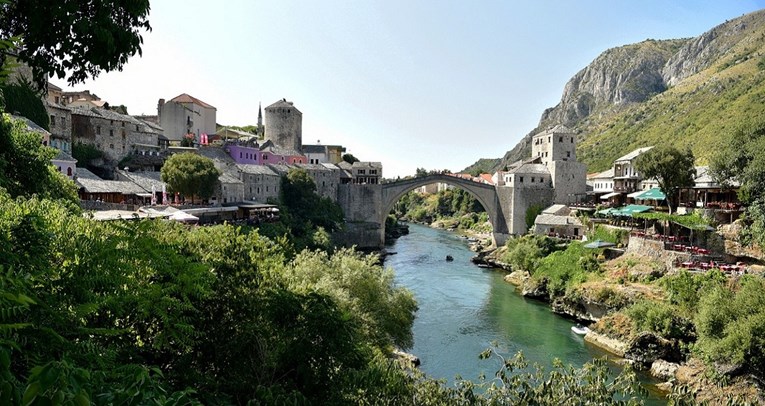 Žena u Mostaru pala niz stijene u Neretvu i poginula. Gledala je skokove s mosta