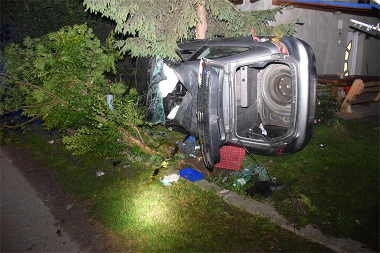 FOTO Pijan i bez vozačke zabio se neregistriranim autom u ogradu pa u drvo