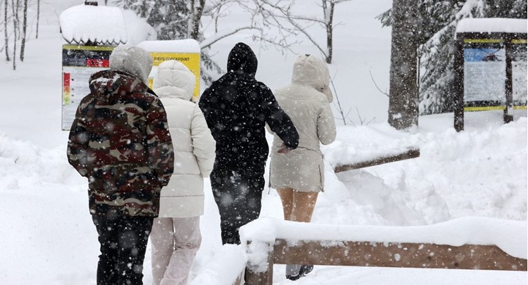 Velike količine snijega pale u Poljskoj, Slovačkoj i Češkoj, poginulo dvoje ljudi