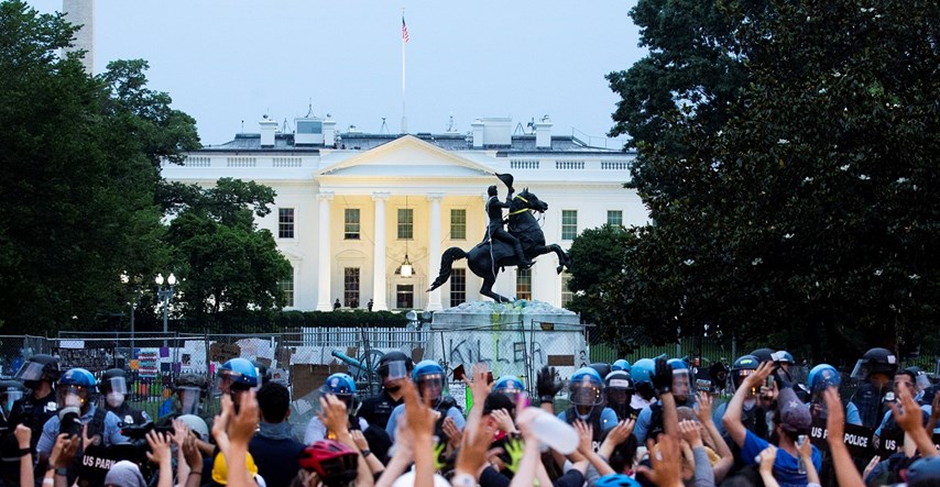 Prosvjednici pokušali srušiti kip bivšeg američkog predsjednika, policija ih otjerala