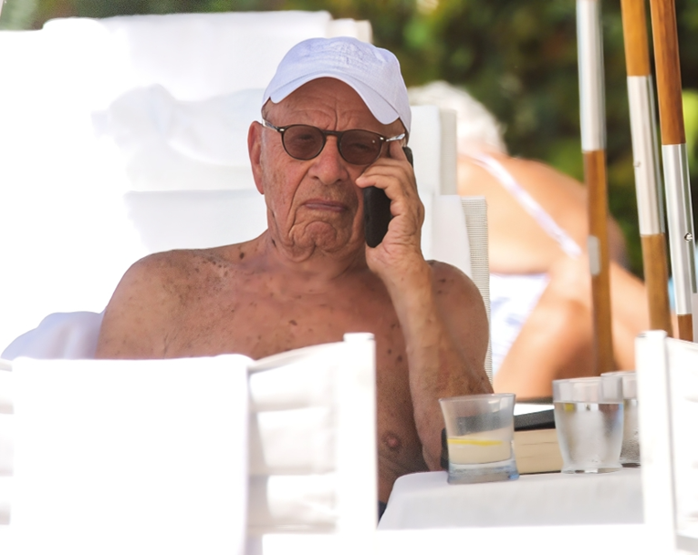 Četiri mjeseca nakon prekida zaruka Murdoch (92) navodno bio na odmoru s drugom ženom