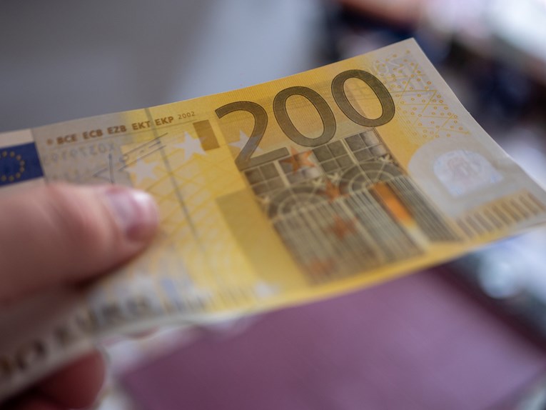 Vratio ženi dug u lažnim eurima, ona ih trošila u dućanima. Oboje su uhićeni