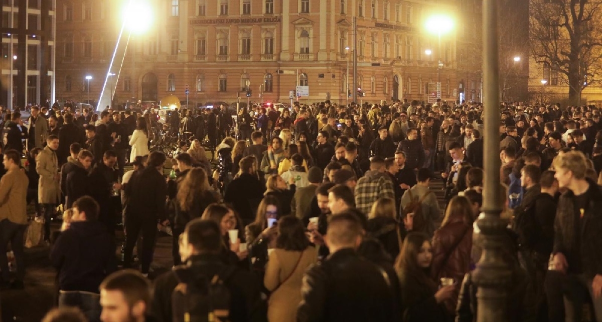 FOTO Pogledajte kako su se mladi Zagrepčani sinoć zabavljali ispred HNK