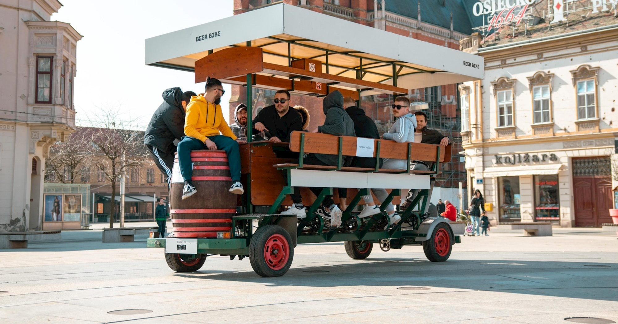Osječani dobili zanimljivu atrakciju, gradom se voze na - beer bikeu