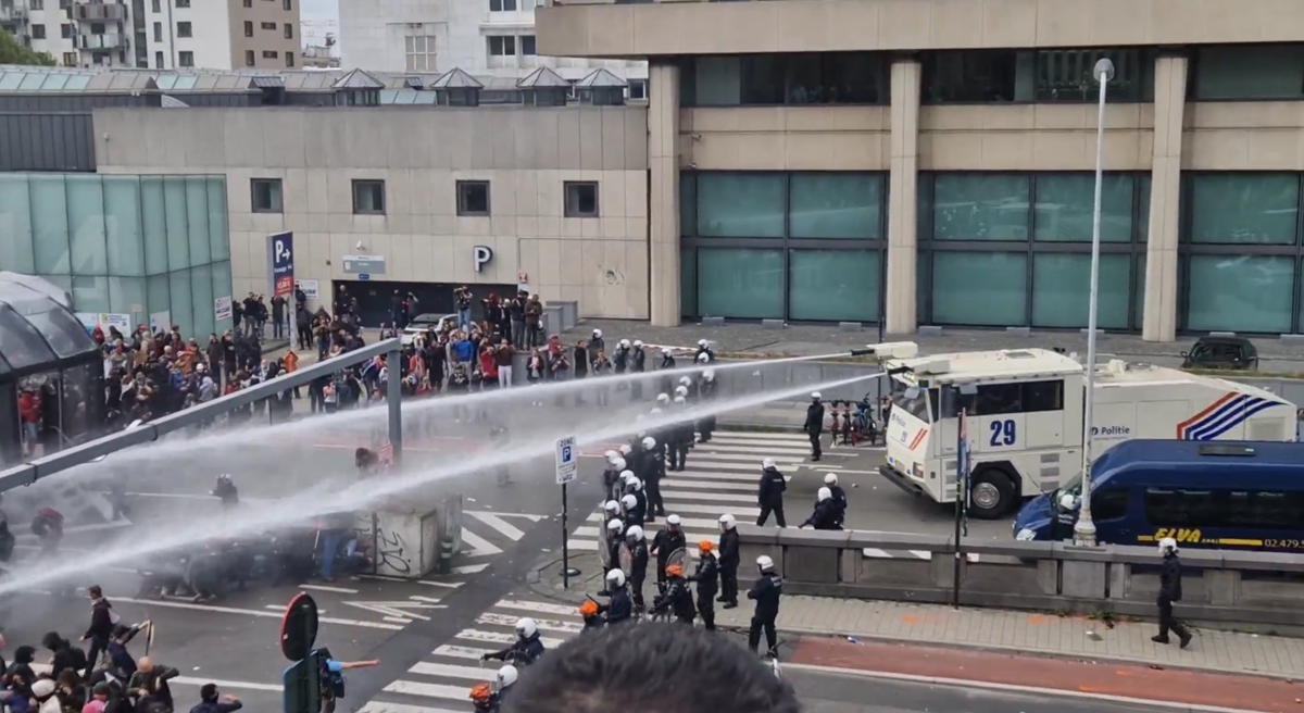 150.000 ljudi na ulicama Bruxellesa. Gore kontejneri, policija bacila suzavac