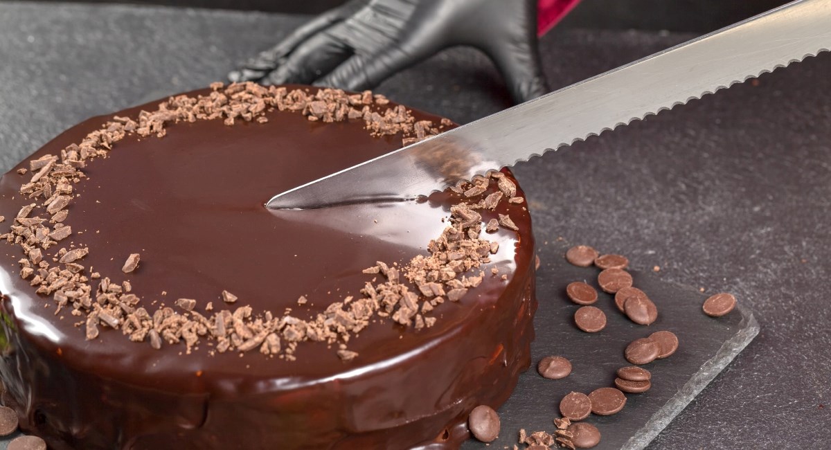 Cijelo smo vrijeme tortu rezali pogrešnim nožem, s ovim to ide kao od šale