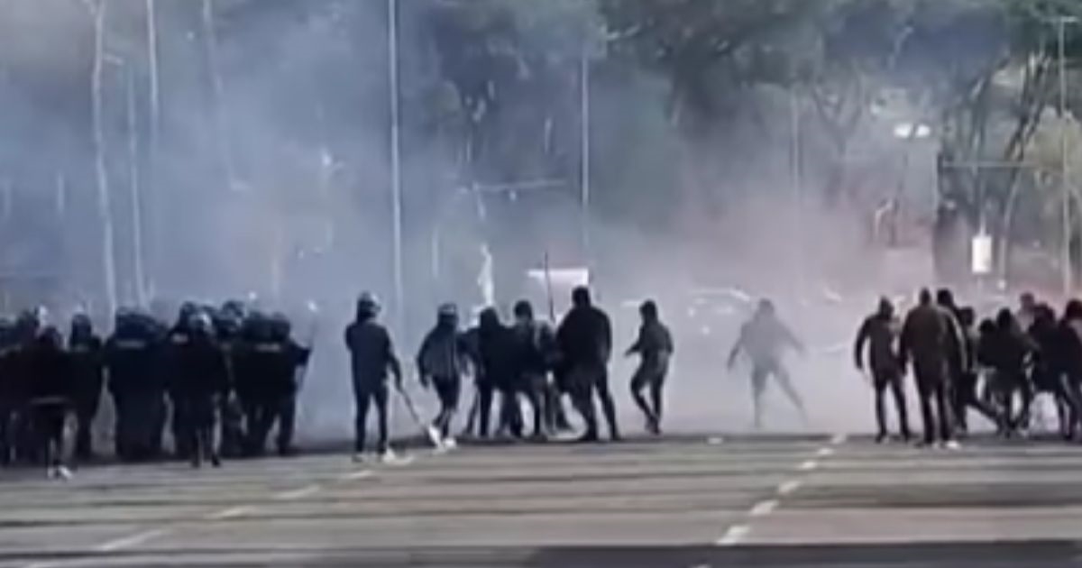 Pogledajte nerede u Rimu uoči velikog derbija. Navijači se mlate s policijom