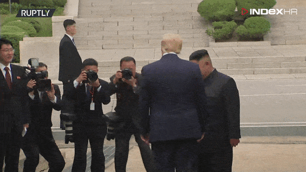 VIDEO Trump prvi američki predsjednik koji je kročio na tlo Sjeverne Koreje